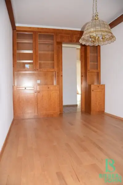 Eleganter "Retro-Style" - Großzügige, sonnige, ruhige Wohnung mit Süd-Loggia! 2 Garagenplätze!