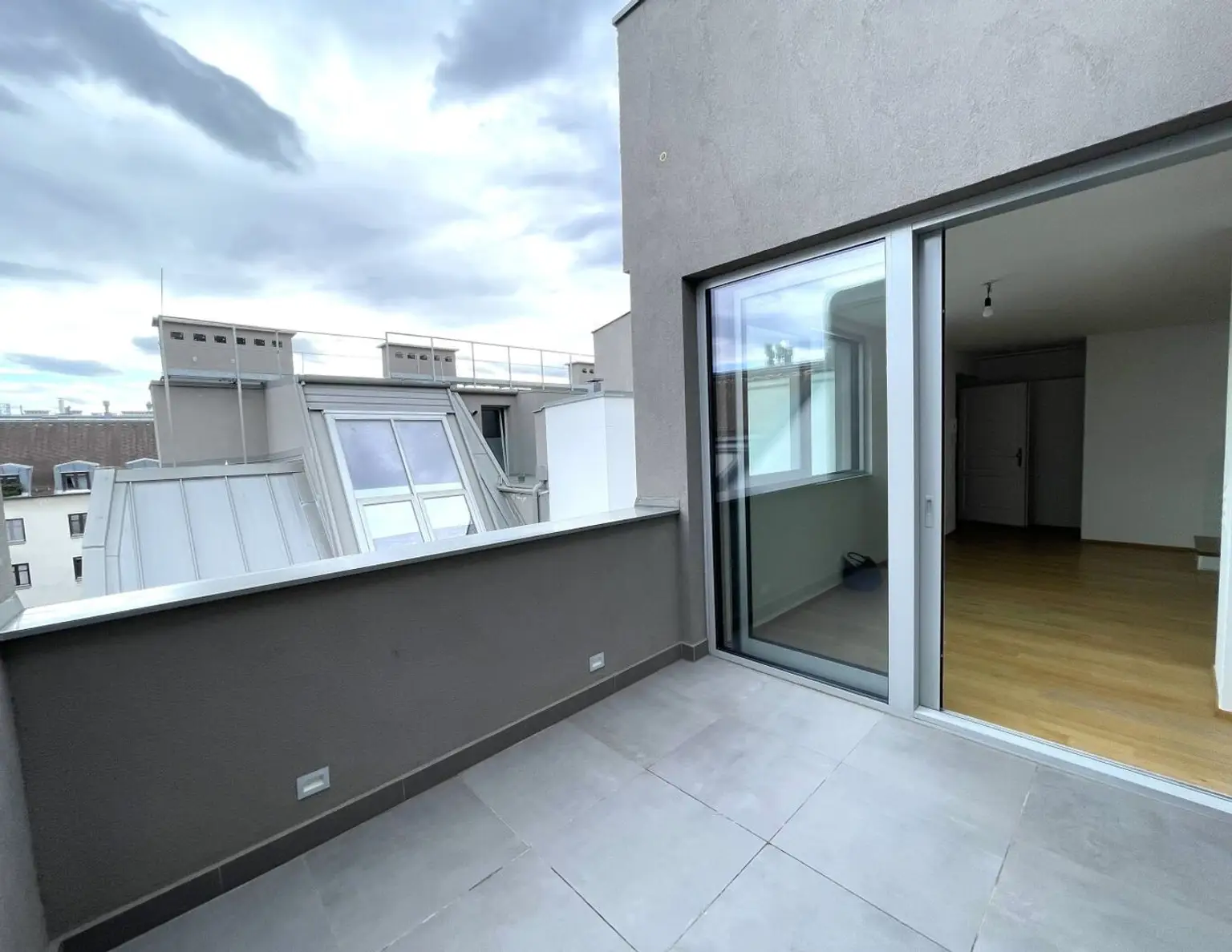 Top-sanierte Luxus-Maisonette auf zwei Etagen in zentraler Lage - 132m² Dachgeschosswohnung mit 3 Terrassen und 2 Bädern