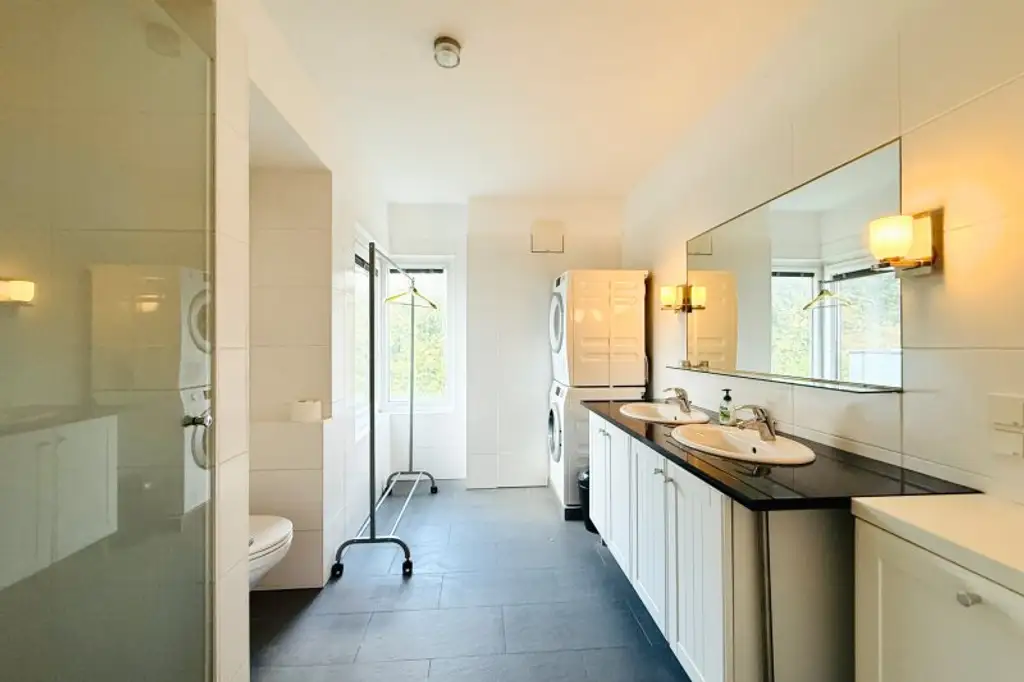 Geräumige 4 Zimmer DG-Wohnung ohne Schrägen, inkl. Terrasse und Garagenplatz
