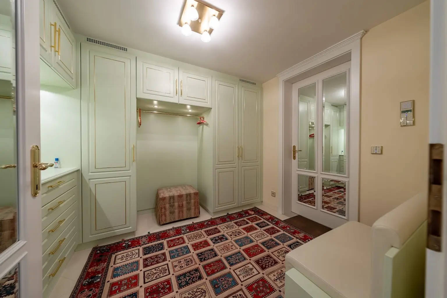 Traumhafte Villa mit Indoor Pool + großem Garten zu verkaufen!