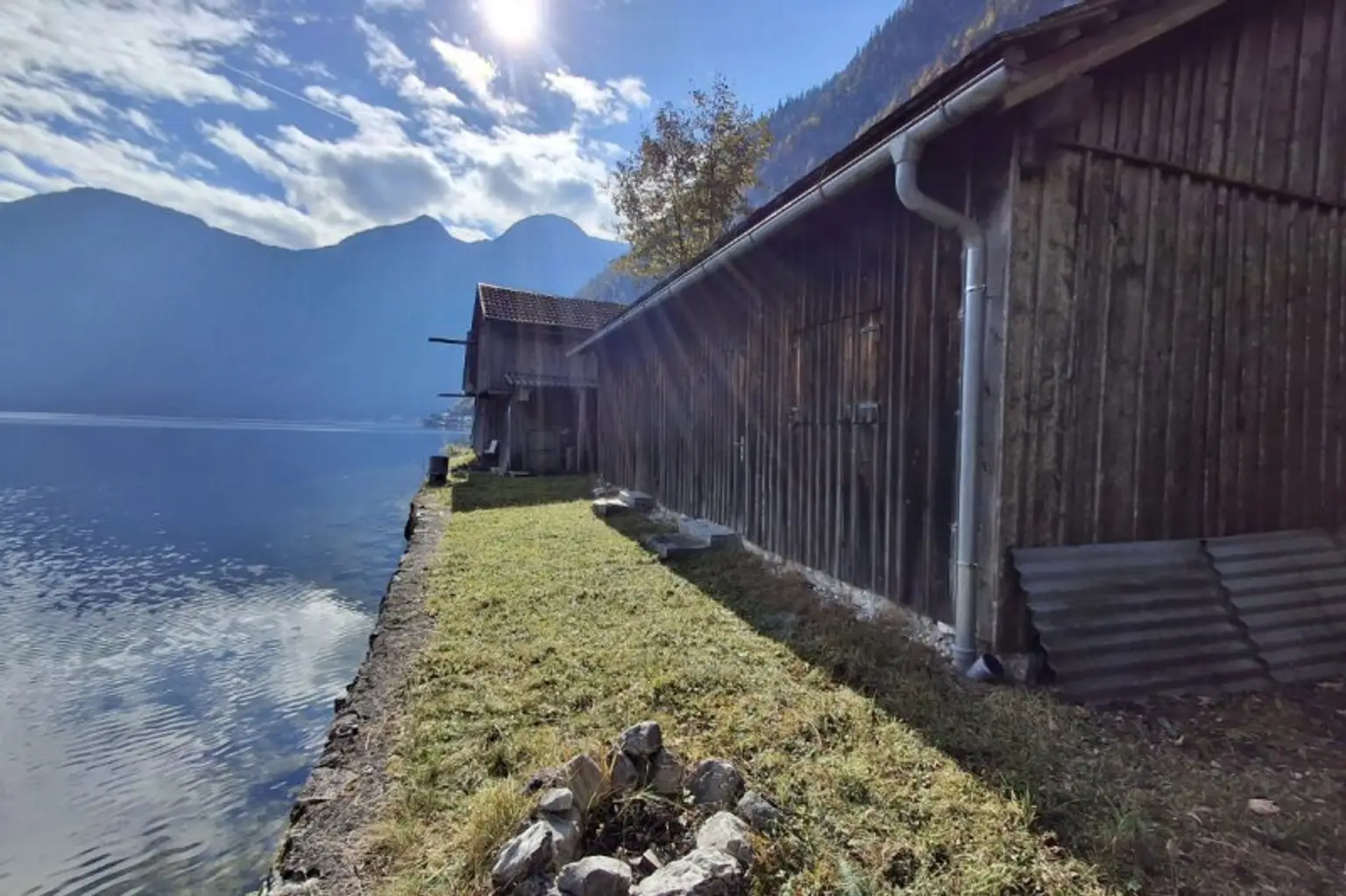 Einzigartig: Hütte und Badeplatz direkt am Hallstättersee.