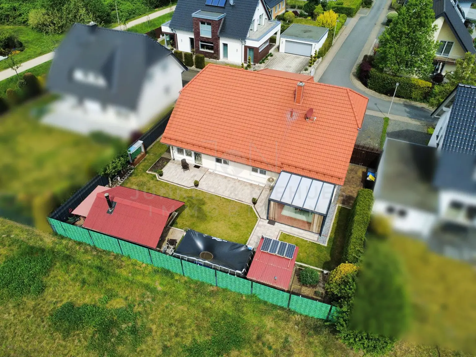 Hausansicht mit Garten