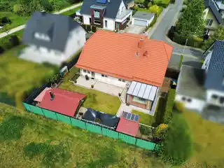 Hausansicht mit Garten