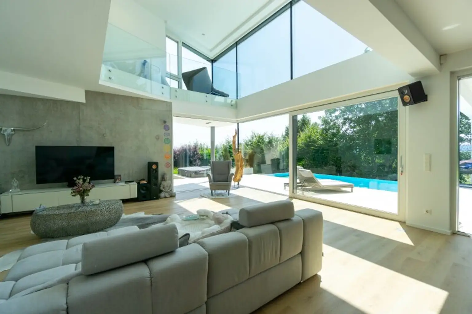 Luxus im Grünen: Architektenvilla mit mediterranem Flair und Alpenpanorama
