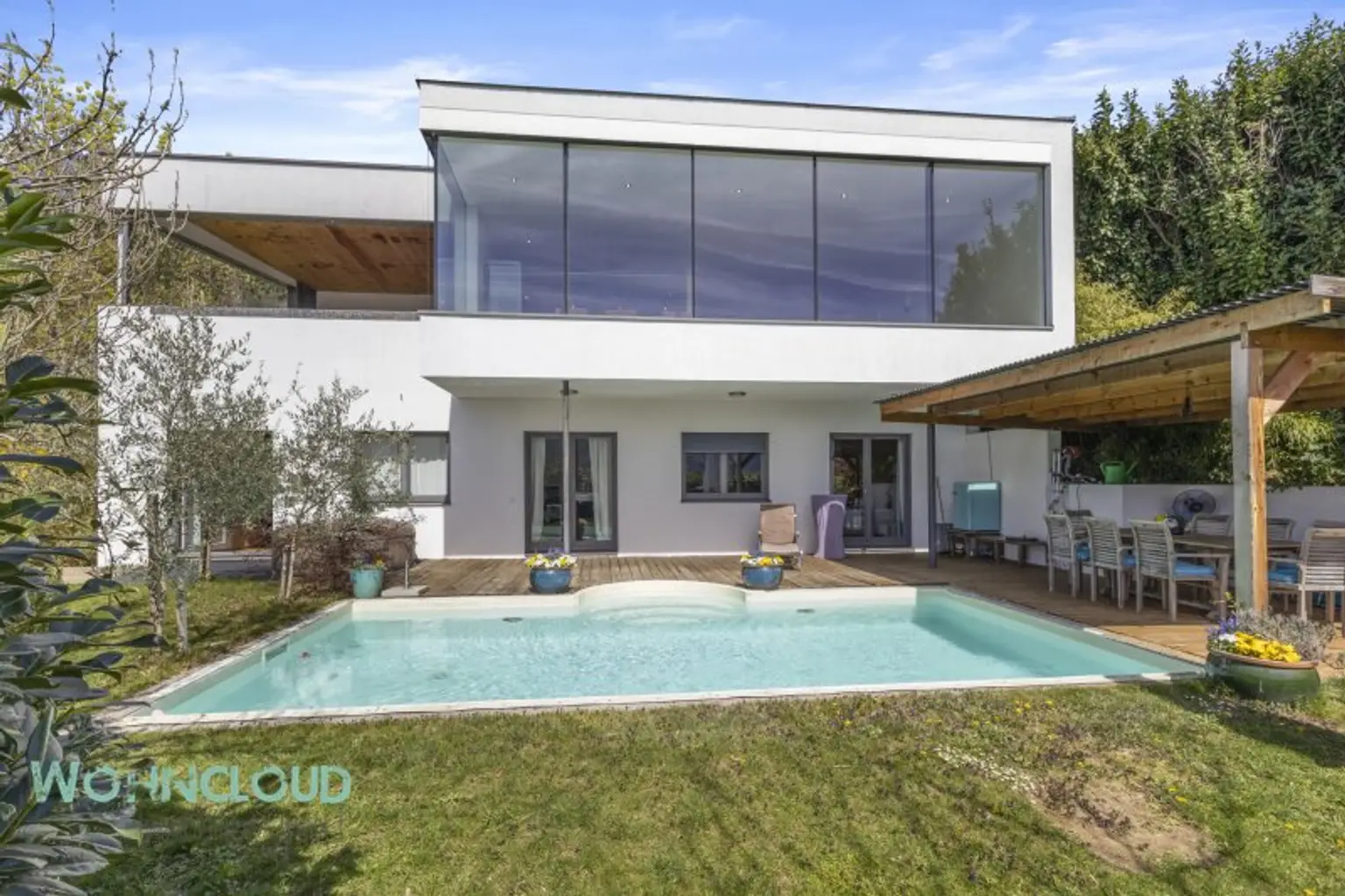 HAUS MIT POOL UND GARTEN