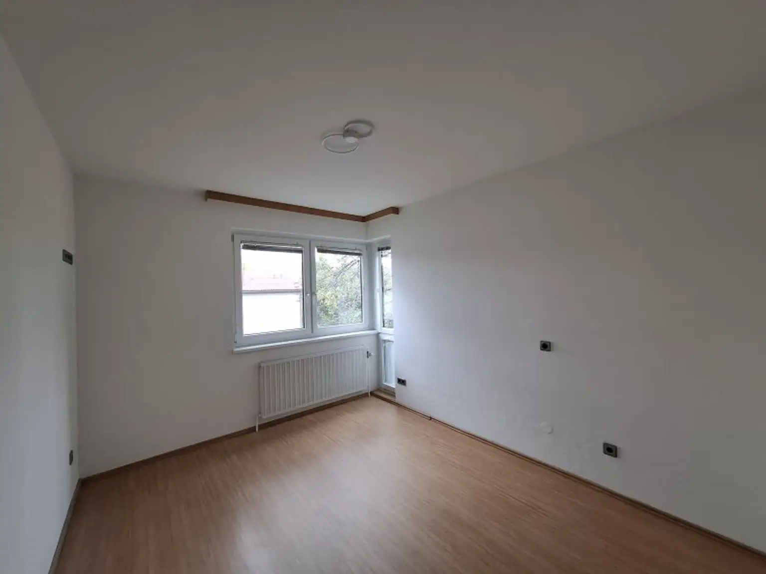 GEMÜTLICHE und HELLE  4 Zimmer-WOHNUNG - LOGGIA -LIFT