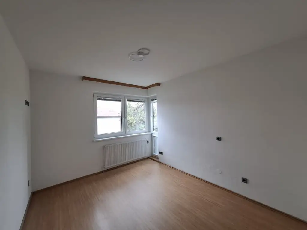 GEMÜTLICHE und HELLE  4 Zimmer-WOHNUNG - LOGGIA -LIFT