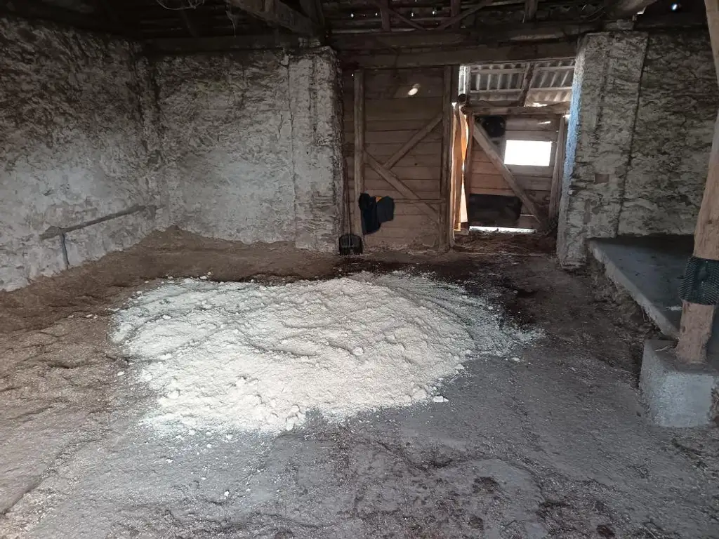 Vielseitiges Wohnhaus mit großzügigem Hof und Nebengebäuden