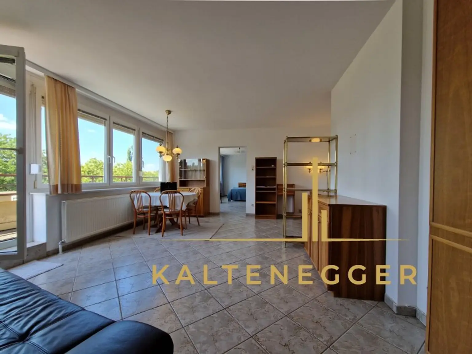 Wohnzimmer ca. 25,90 m² mit Ausgang auf die Terrasse