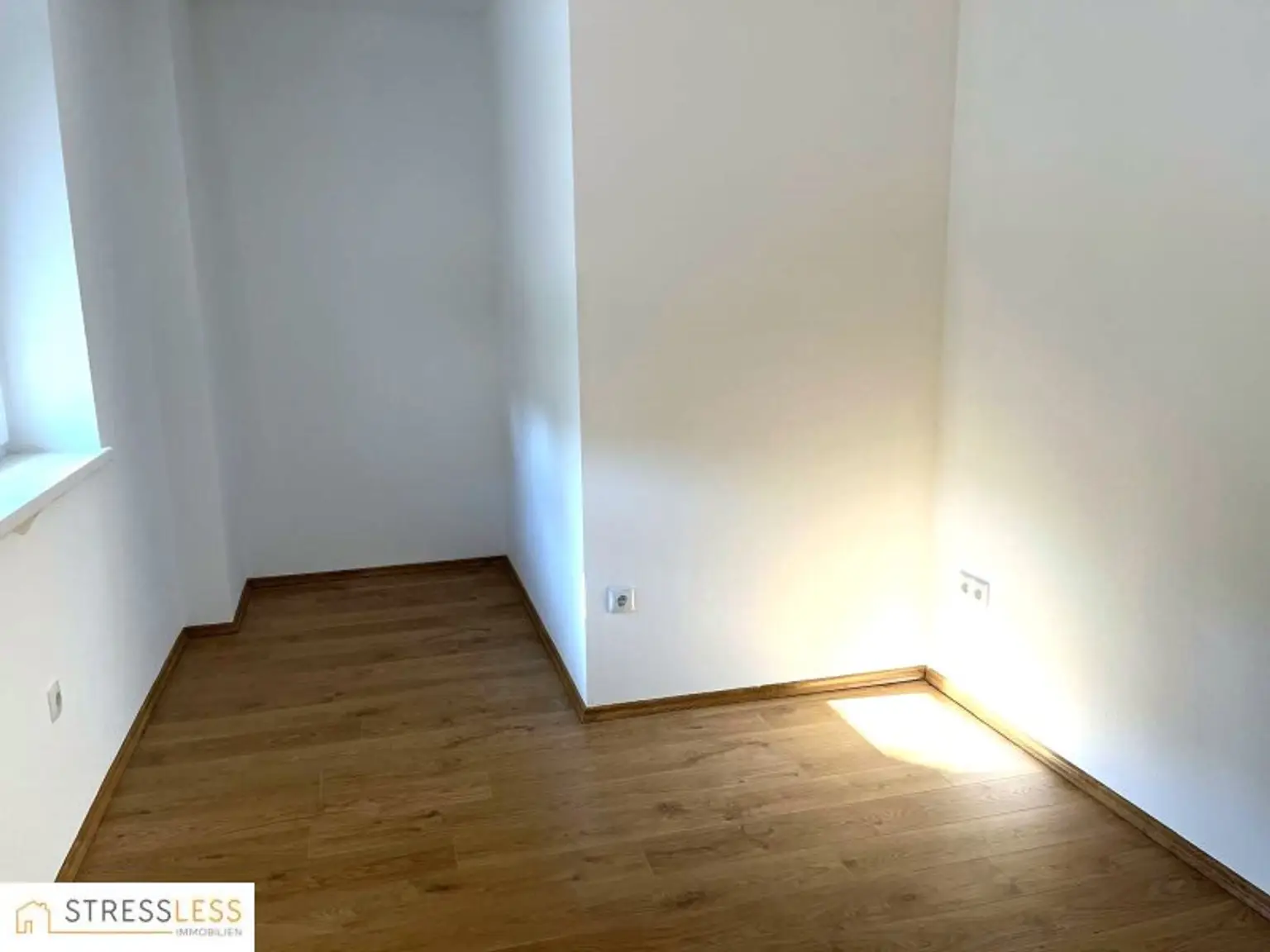 Top renovierte 2 Zimmer Mietwohnung - SOFORT beziehbar!   Miete bereits inkl. 2 PKW-Stellplätzen!