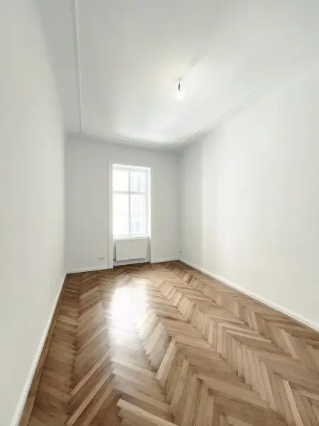 Südausrichtung mit absoluter Ruhelage im Innenhof! 2-Zimmer-Altbau-Wohnung mit elegantem Charme!