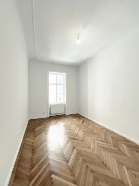 Südausrichtung mit absoluter Ruhelage im Innenhof! 2-Zimmer-Altbau-Wohnung mit elegantem Charme!