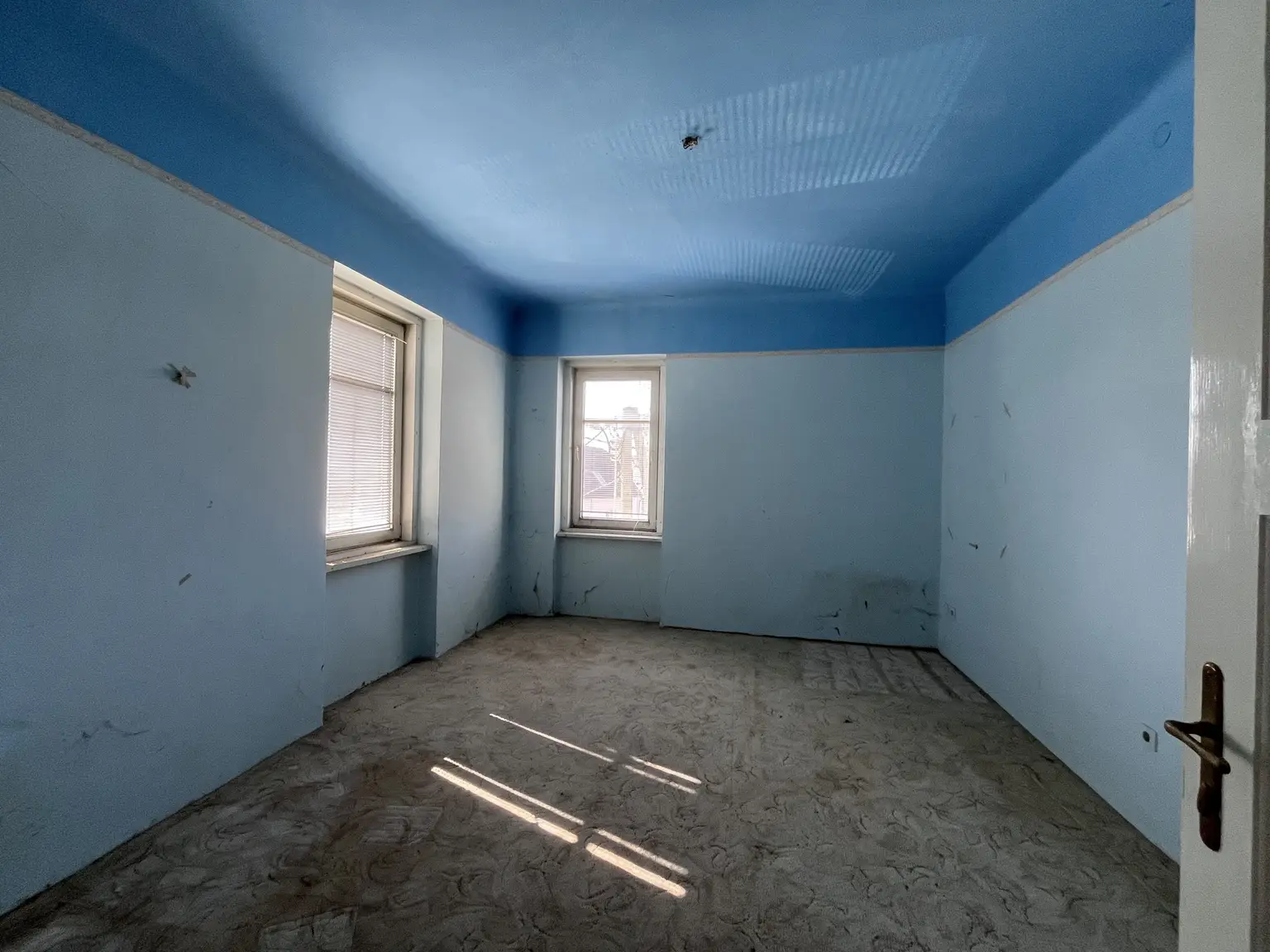 12 Zimmer Haus  mit Geschäftslokal auf 948 m2 Grundstück