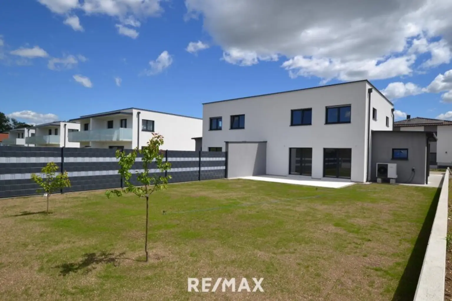 Blick vom Garten zum Wohnhaus