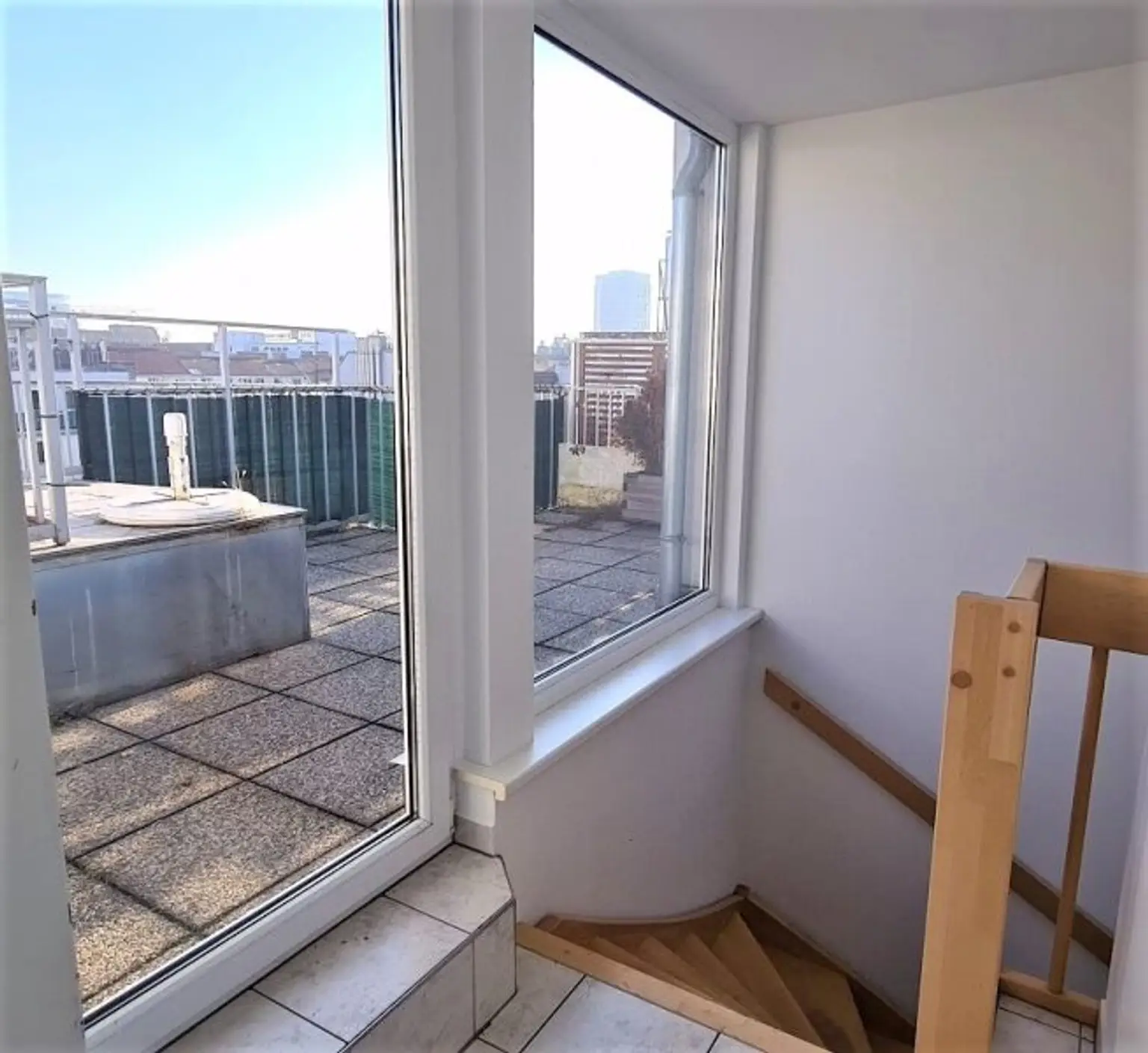 TERRASSENHIT, DACHGESCHOSS, 81 m2 Maisonette mit 12 m2 Terrasse, 3 Zimmer, Küche, Galerie, Wannenbad, Augarten-Nähe