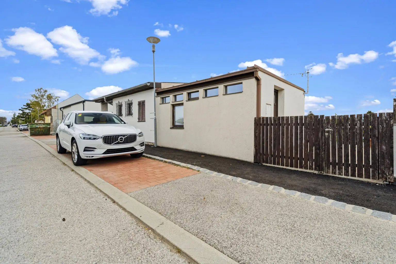 PKW Stellplatz vor dem Haus