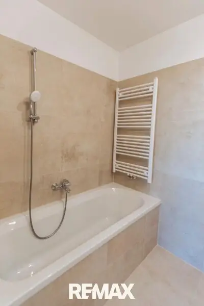 Badezimmer mit Badewanne und Sprossenheizkörper