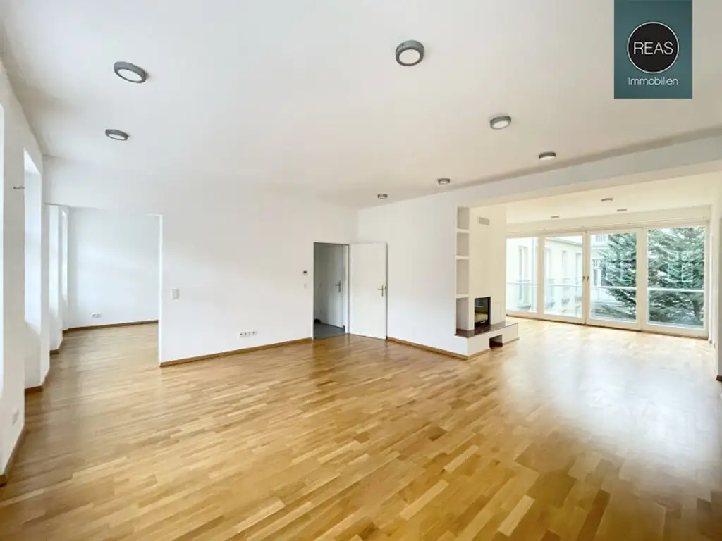 Provisionsfrei: Wunderschönes Apartment mit ruhiger Balkon-Terrasse bei der Orangerie Schönbrunn!