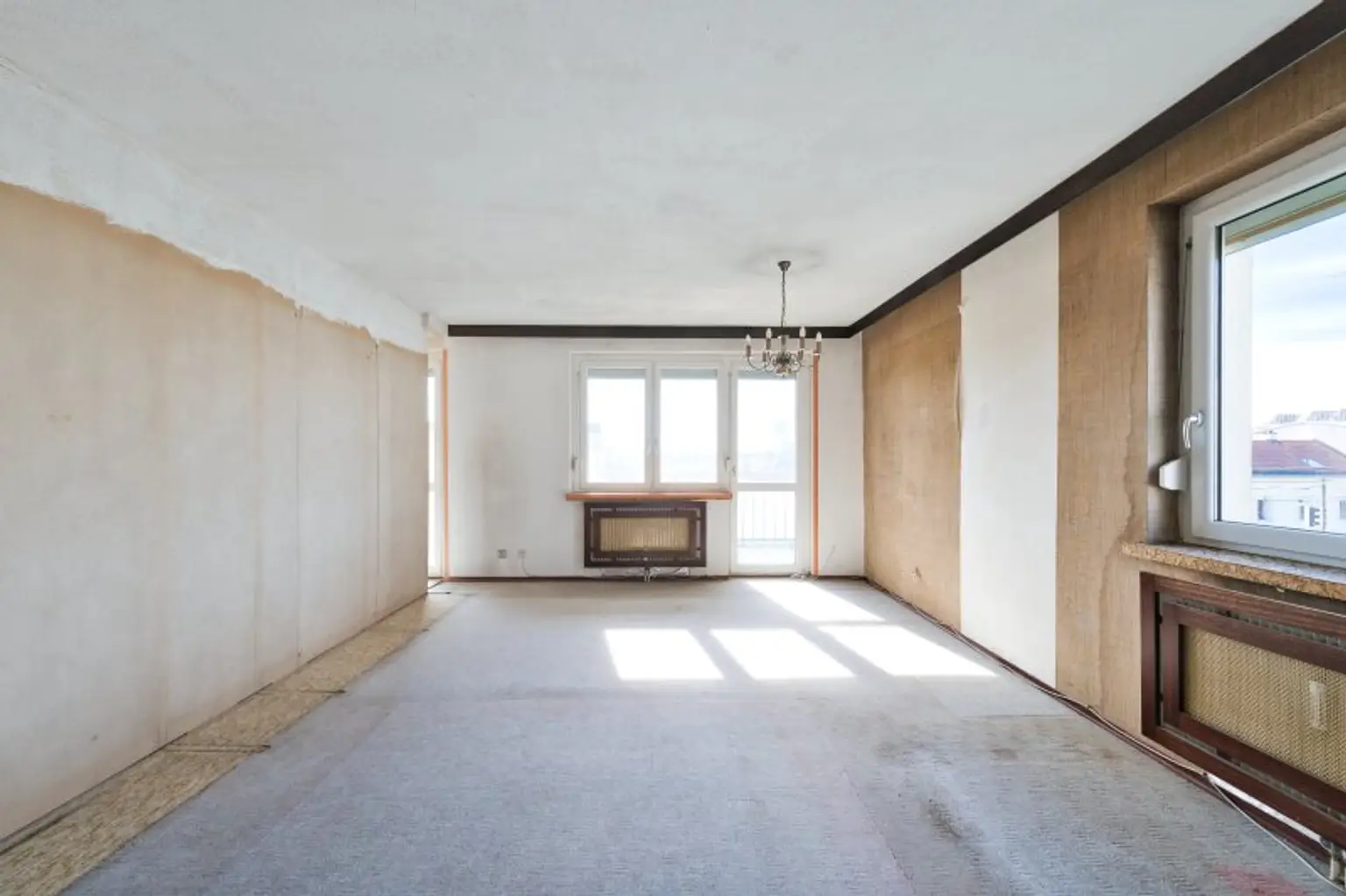 Sonnige 2-Zimmer-Wohnung mit Loggia & Stadtblick – ideal als Starterwohnung mit Renovierungspotenzial!