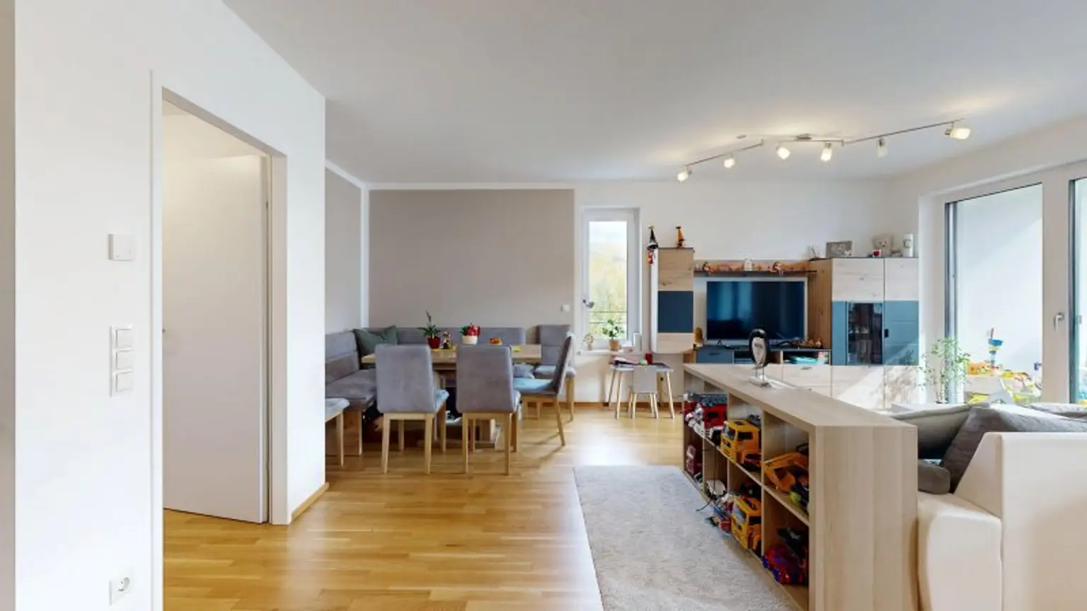 Moderne 3-Zimmer-Eigentumswohnung mit 2 Loggien & Lift! 90 m² Wohnfläche inkl. Küche & KFZ Stellplatz!