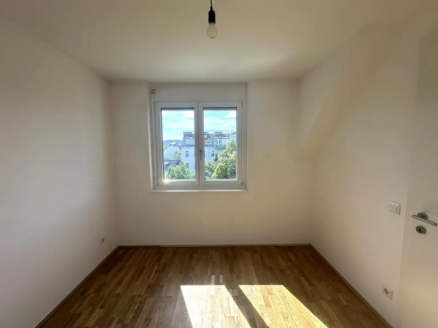 kompakte 2-Zimmer Wohnung in ruhiger Lage mit guter Infrastruktur- nahe U4 Hietzing - ab 01.09