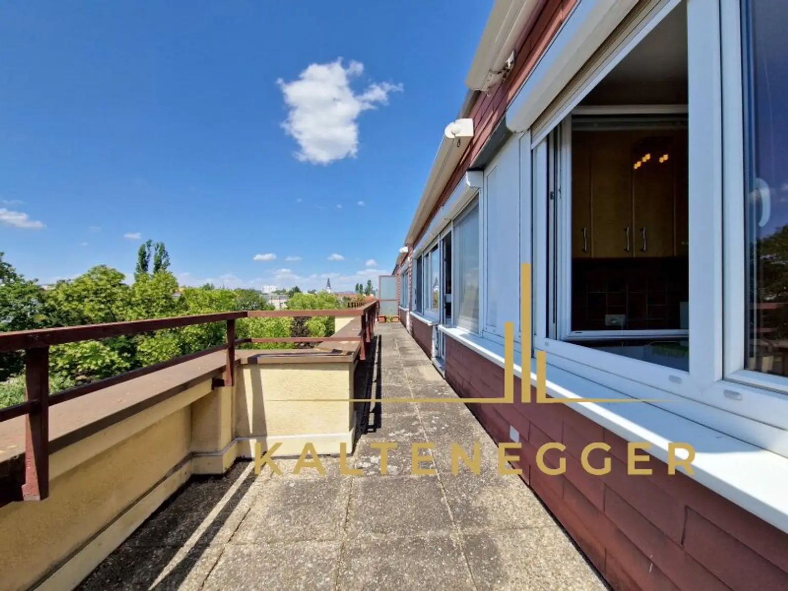 Terrasse ca. 24,46 m², vom Wohnzimmer und Schlafzimmer aus begehbar, westlich ausgerichtet