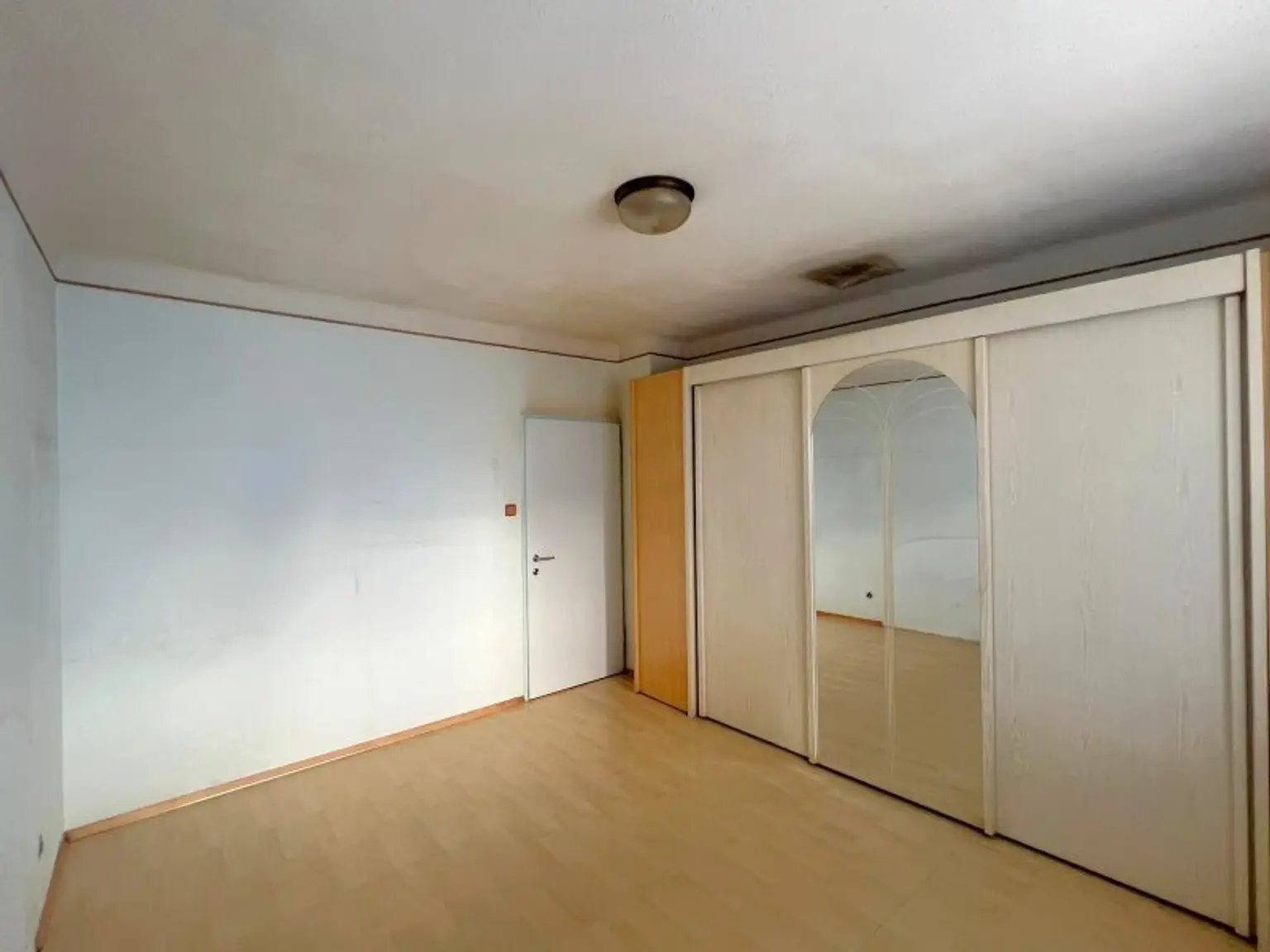 Lichtdurchflutete 2-Zimmer-Wohnung mit Charme & Potenzial in thermisch saniertem 1965-Neubau