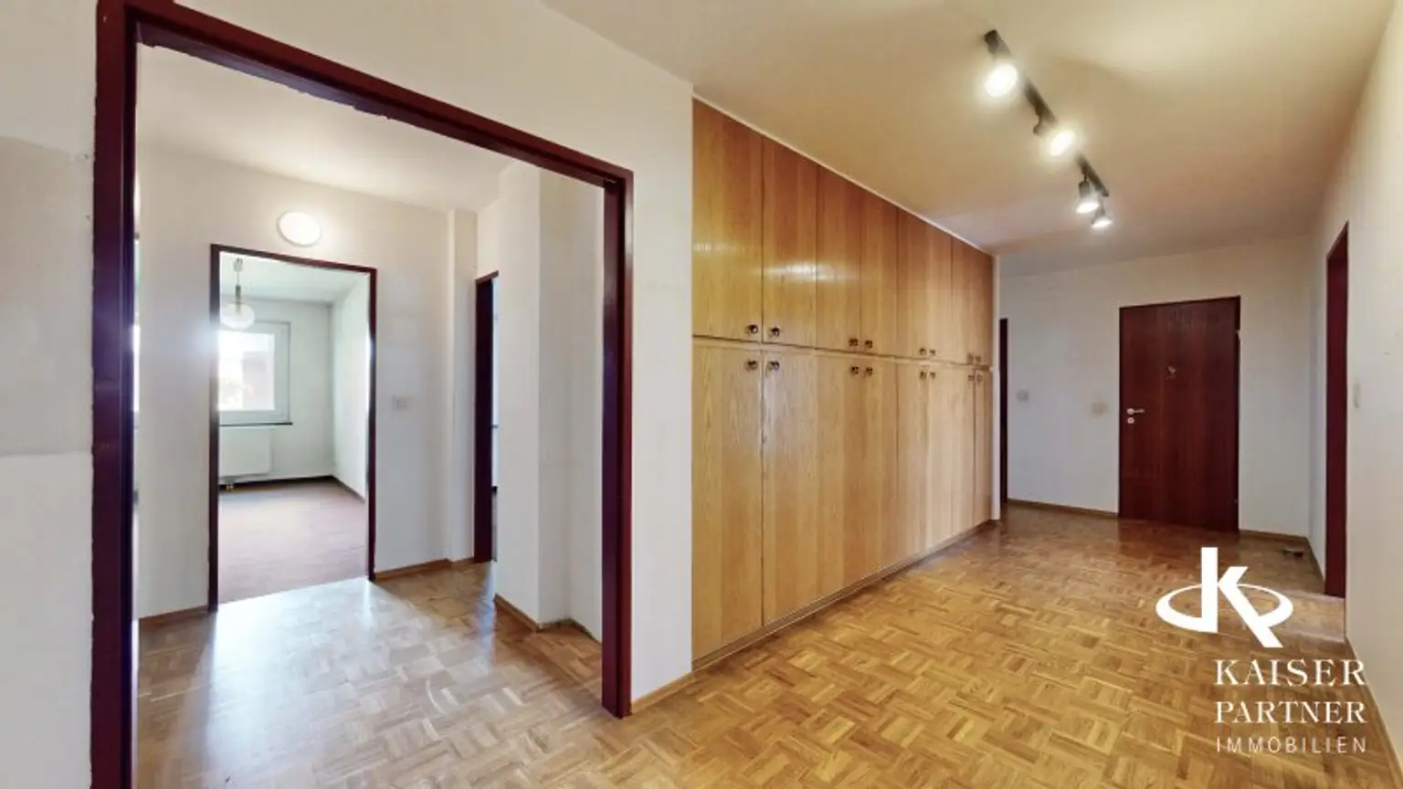 Geräumige 4-Zimmer-Wohnung mit Loggia mit viel Potential, Nähe Kennedybrücke!