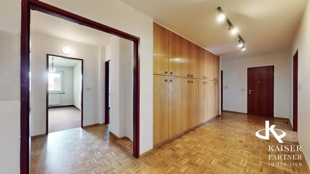 Geräumige 4-Zimmer-Wohnung mit Loggia mit viel Potential, Nähe Kennedybrücke!