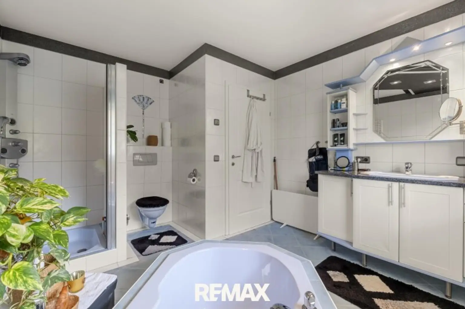 großzügiges Badezimmer
