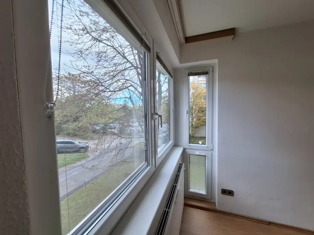 GEMÜTLICHE und HELLE  4 Zimmer-WOHNUNG - LOGGIA -LIFT