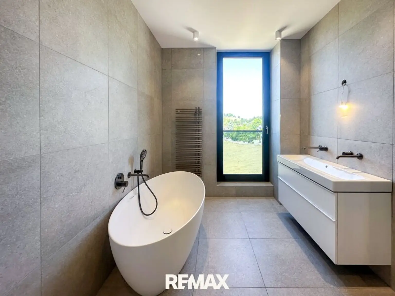Badezimmer mit Badewanne und Dusche