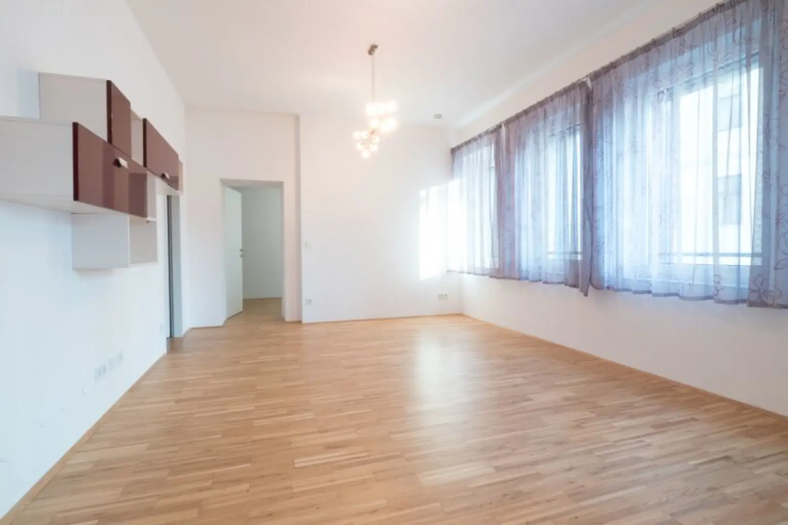 Sachen packen und einziehen! helle und teil-möblierte 2-Zimmer-Wohnung in 1040 Wien!