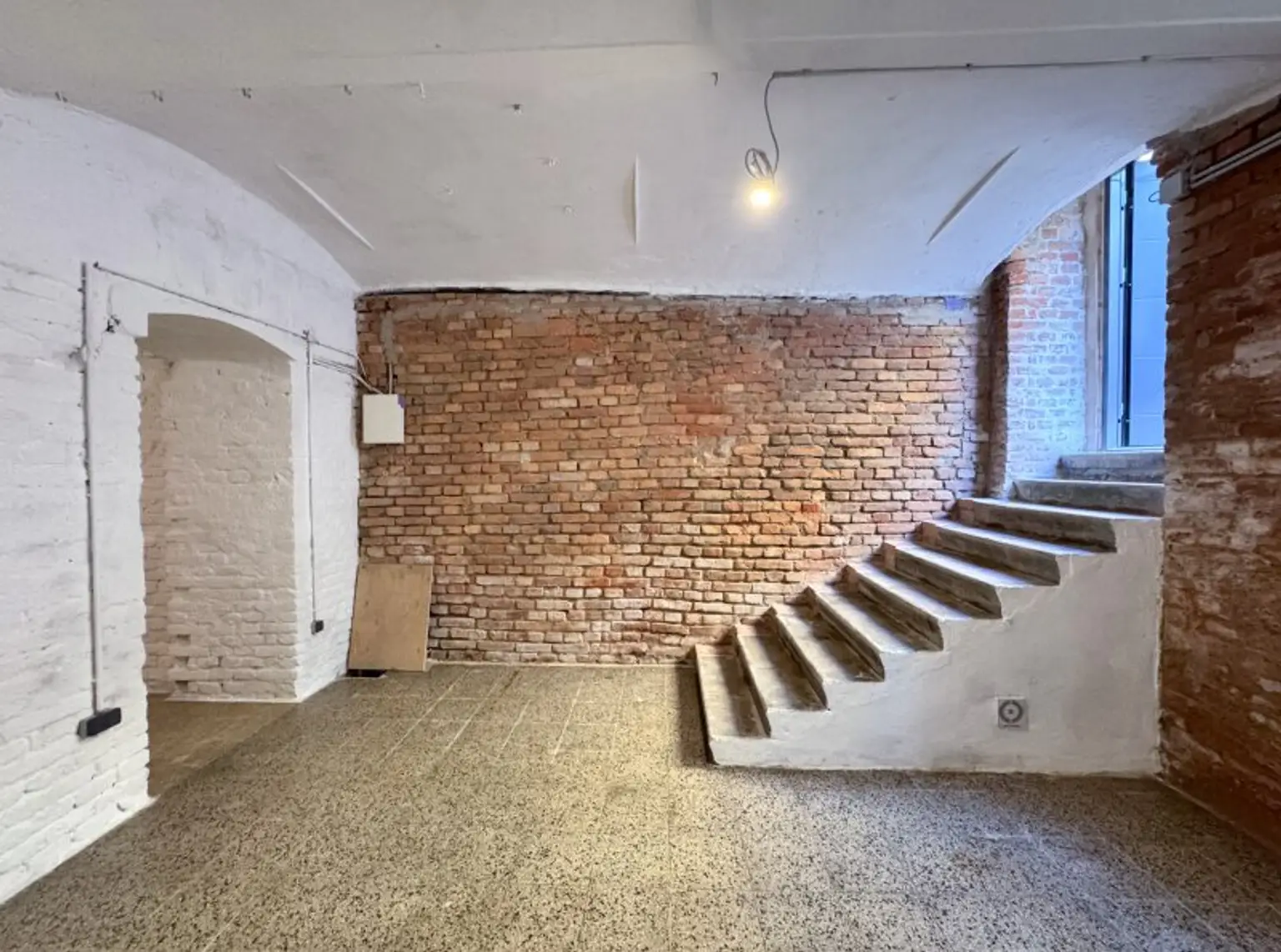 PROVISIONSFREI! Lager / Magazin mit 45 m2 Nutzfläche und Strassenzugang zu vermieten Nahe Erdbergstrasse / Schlachthausgasse!