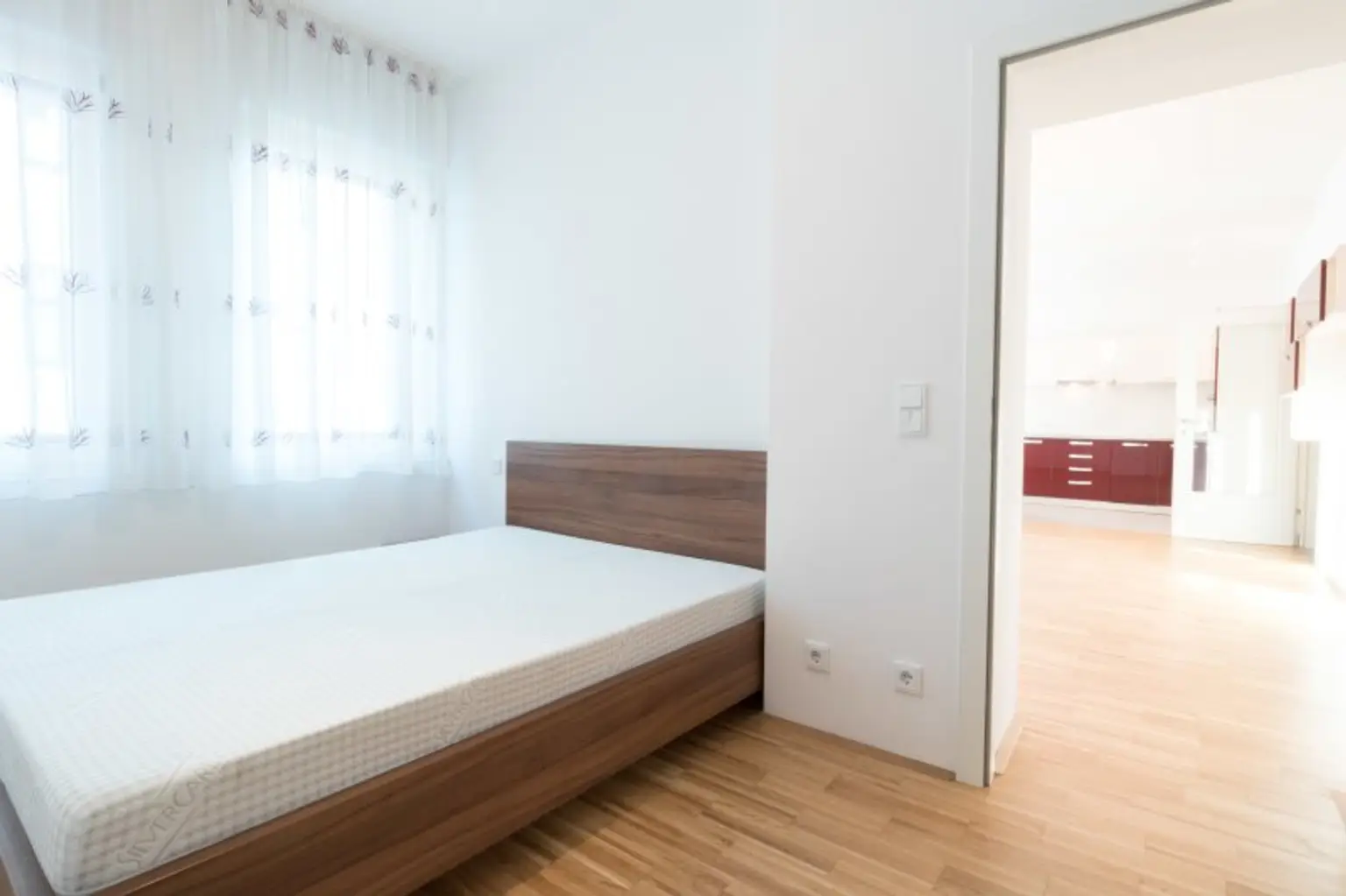 Sachen packen und einziehen! helle und teil-möblierte 2-Zimmer-Wohnung in 1040 Wien!