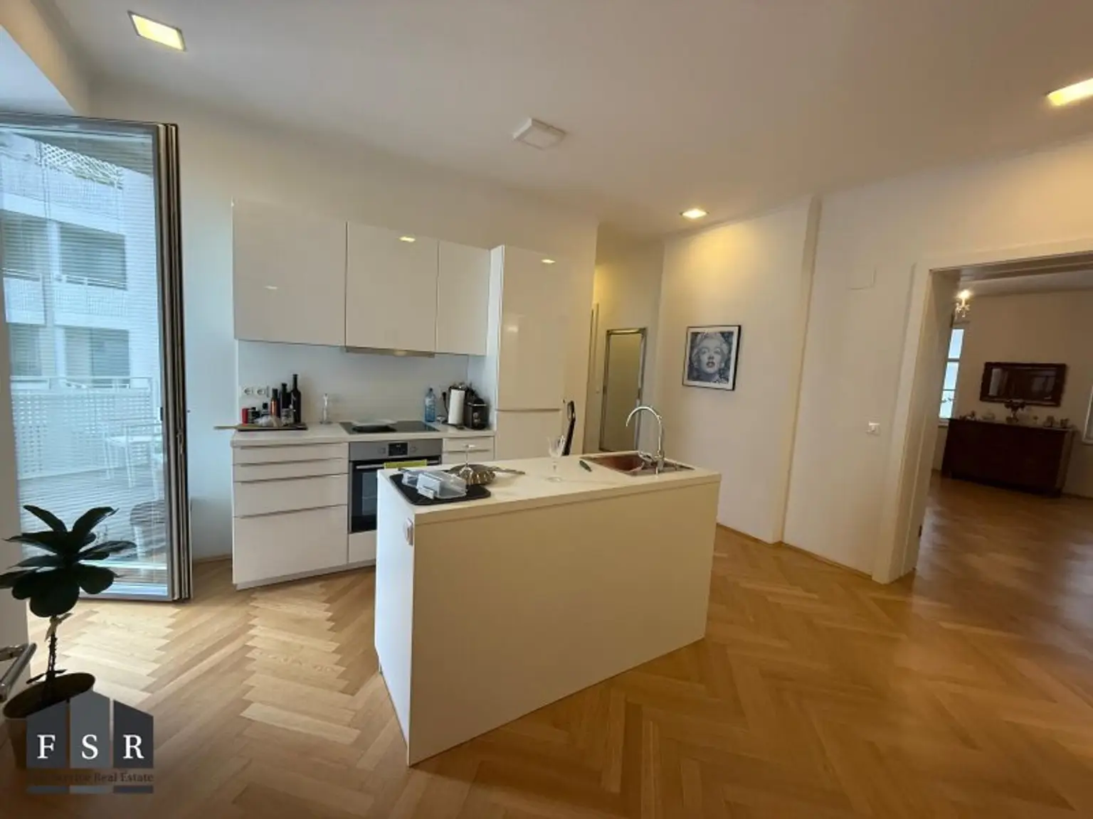Alles da - Moderne und elegante Altbauwohnung mit Balkon in bester Lage + 1x Garagenplatz und Einbauküche im Preis inkludiert