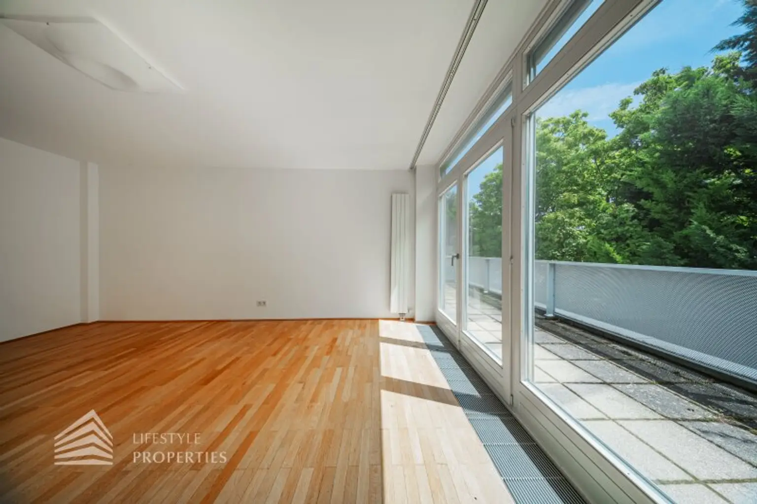 Wunderschöne 4 - Zimmer Wohnung mit Terrasse und 2 Balkonen