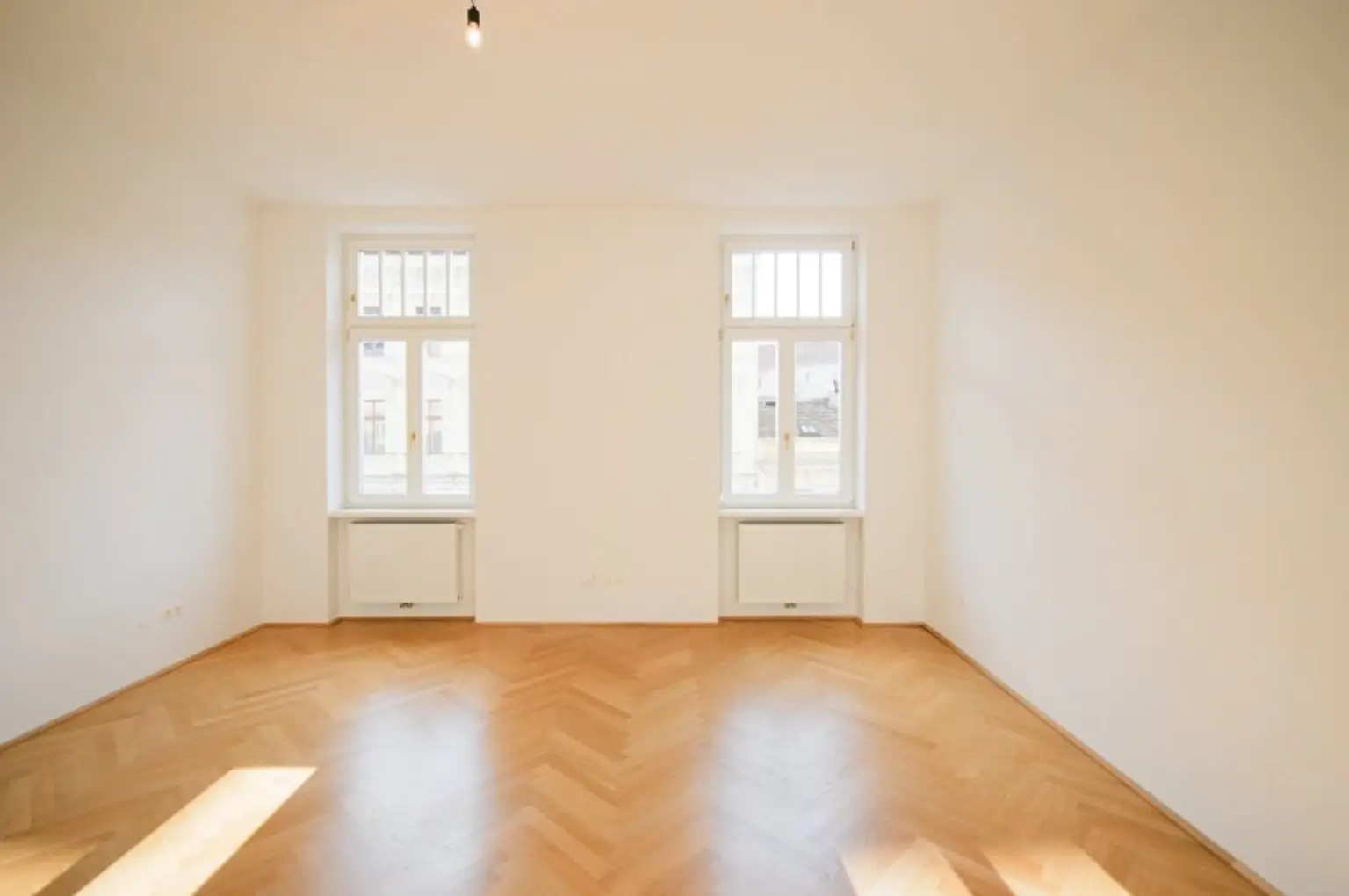 GROSSZÜGIG GESCHNITTENER 2-ZIMMER-ALTBAU IN TOLLER LAGE