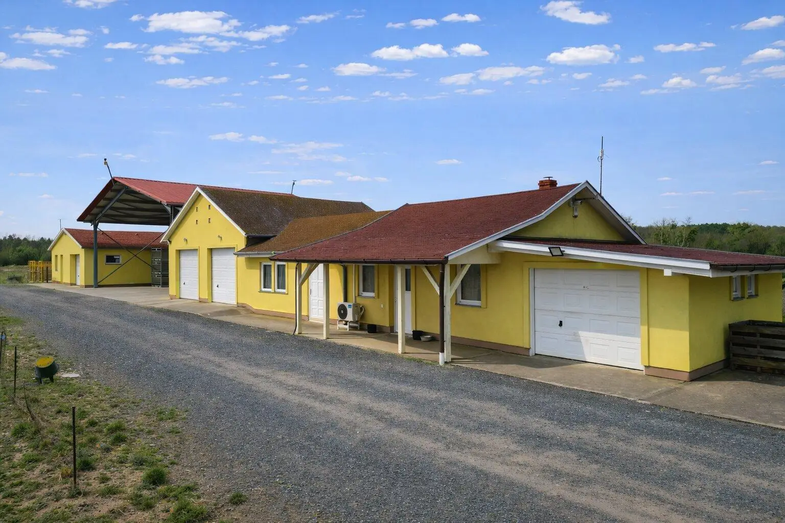 Hallenbereiche mit Rolltoren und direkter Zufahrt