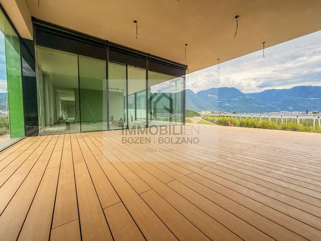 Designer Villa mit Garten und Pool im Grünen zu verkaufen