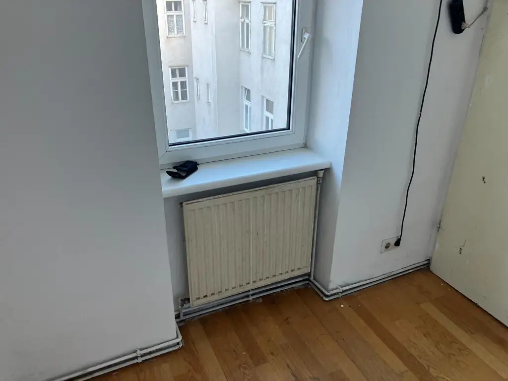 "Under Construction "   Wohnung zum Sanieren.