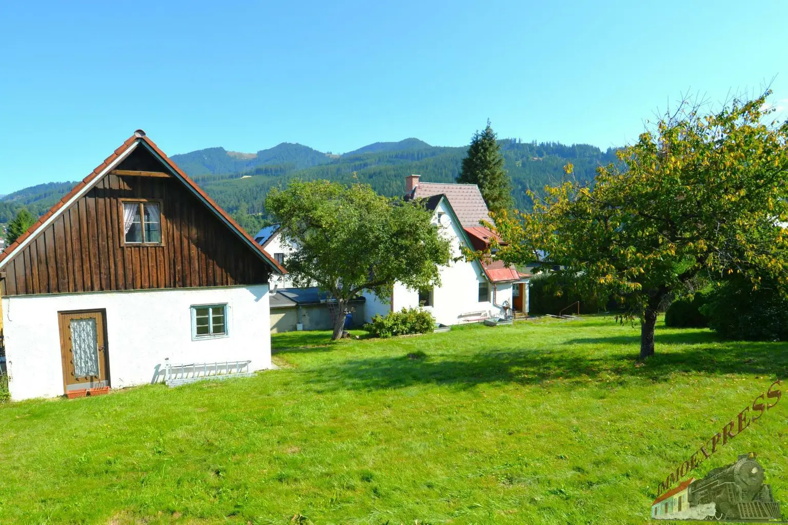Einfamilienhaus mit Gäste-/Sommerhaus und 2 Garagen - Fernblick