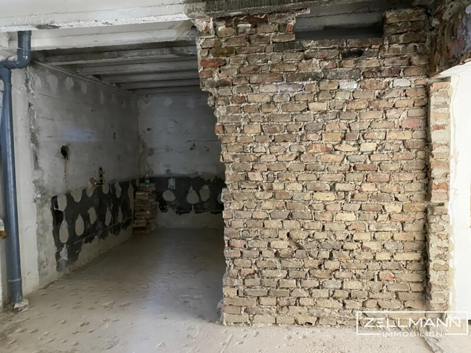 Ein Ort mit Perspektive – Sonniges Grundstück mit entkerntem Bestandsgebäude in Breitenfurt | ZELLMANN IMMOBILIEN