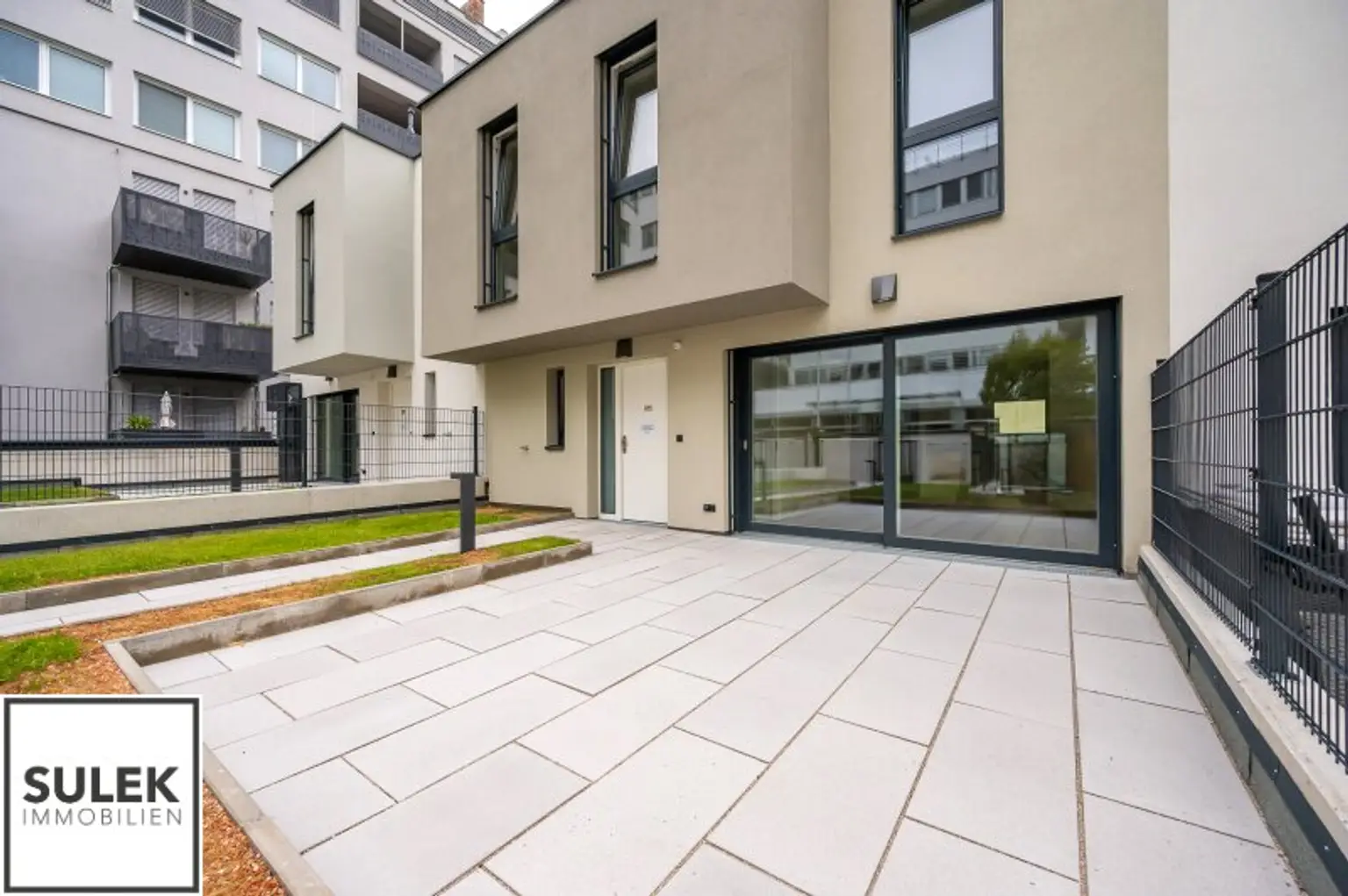 ERSTBEZUG-Townhouse: Exklusives 4-Zimmer-Townhouse mit 2 Terrassen & Tiefgaragen-Option - ab sofort