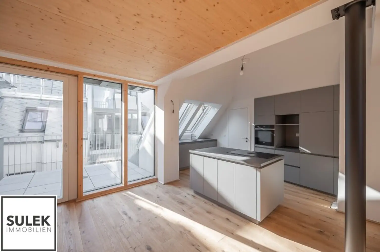 Erstbezug mit weitläufigem & lichtdurchfluteten Wohnbereich, sowie 2 hofseitigen Freiflächen