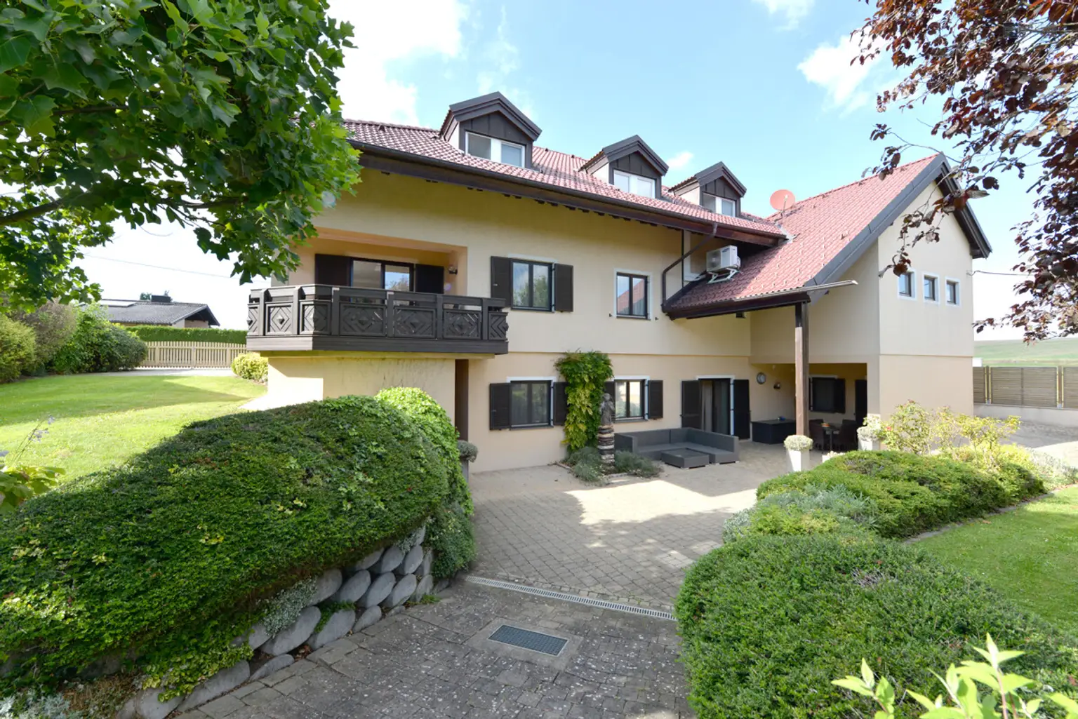 GARTENPARADIES   -  9.000 M² - 
LANDHAUS IN PARKLANDSCHAFT  
NUR 30 MINUTEN VON WIEN