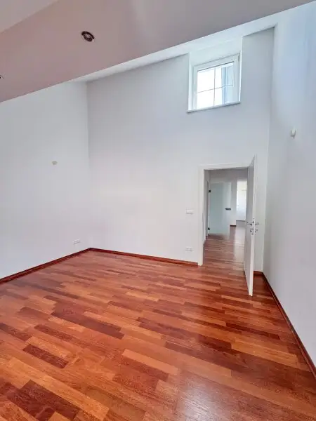 140 m2 große Drei-Zimmer Wohnung mit 40 m2 großer Dachterrasse! Neustiftgasse/ Sankt-Ulrich-Platz!