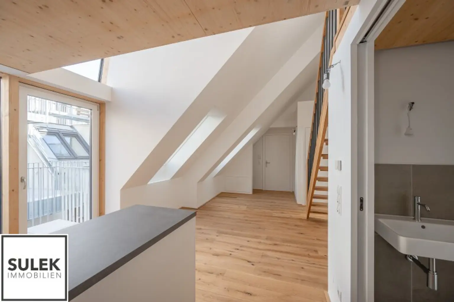 lichtdurchflutete und hochwertig ausgestattete Single-DG-Maisonette in der Czerningasse