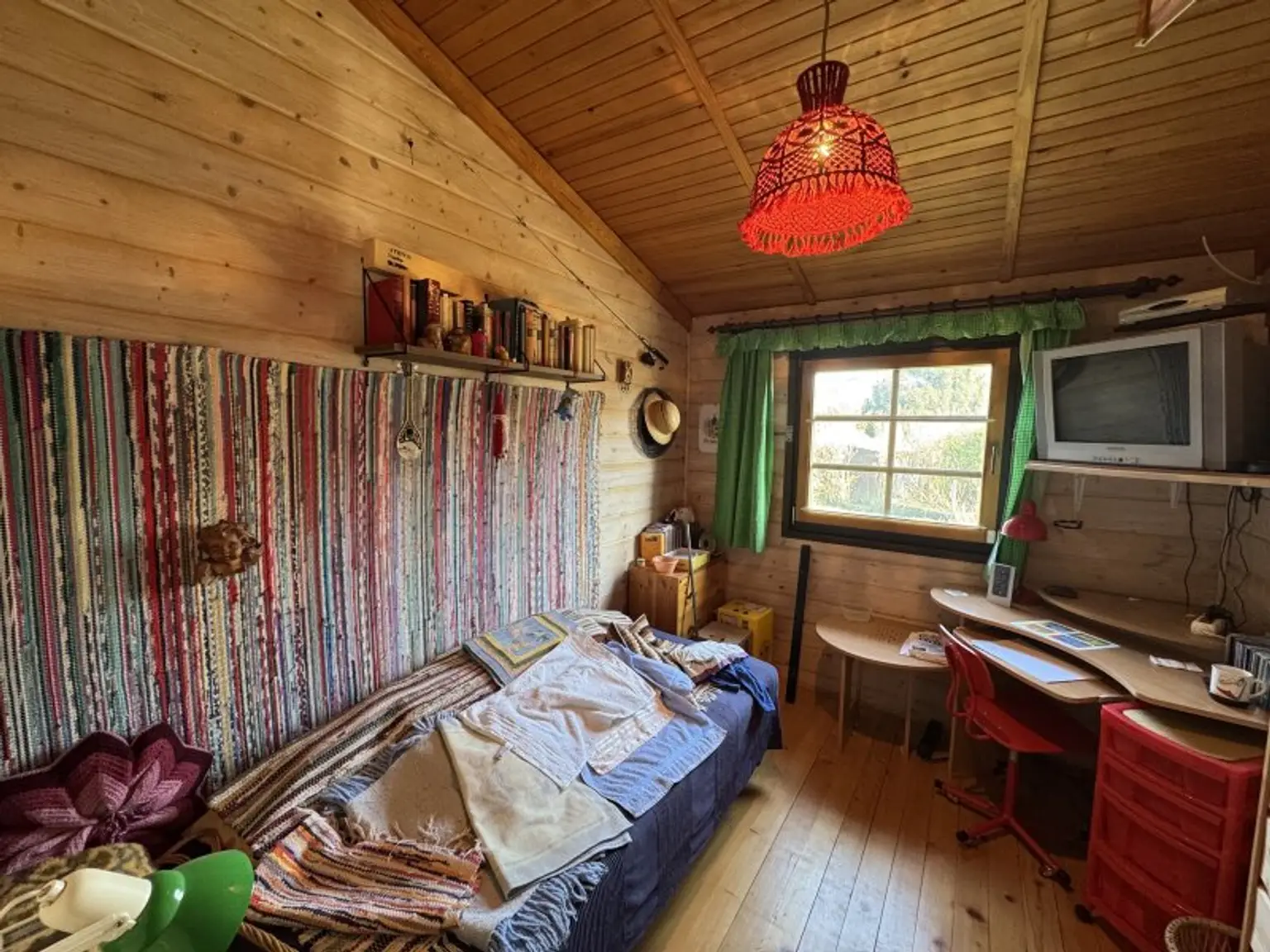 Sonniges Blockhaus mit Pool, Balkon & Gartenidylle in Sollenau