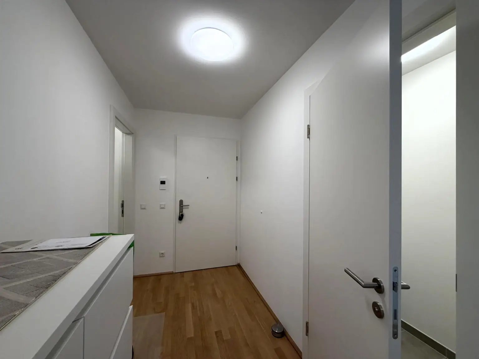 Wohnungseingang ( 1 / 2 ) mit Gäste-WC ( 1 / 4 )